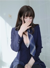 Miss Coser, Silver 81 NO.111, March 2022. The second button on the shirt is missing on March 29, 2022(5)